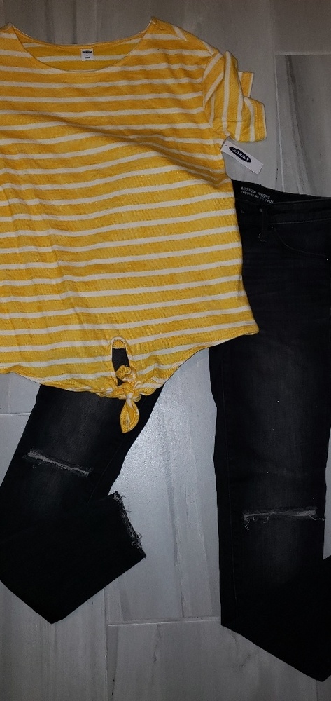 Yellow striped shirt/ dark grey/black jeggings